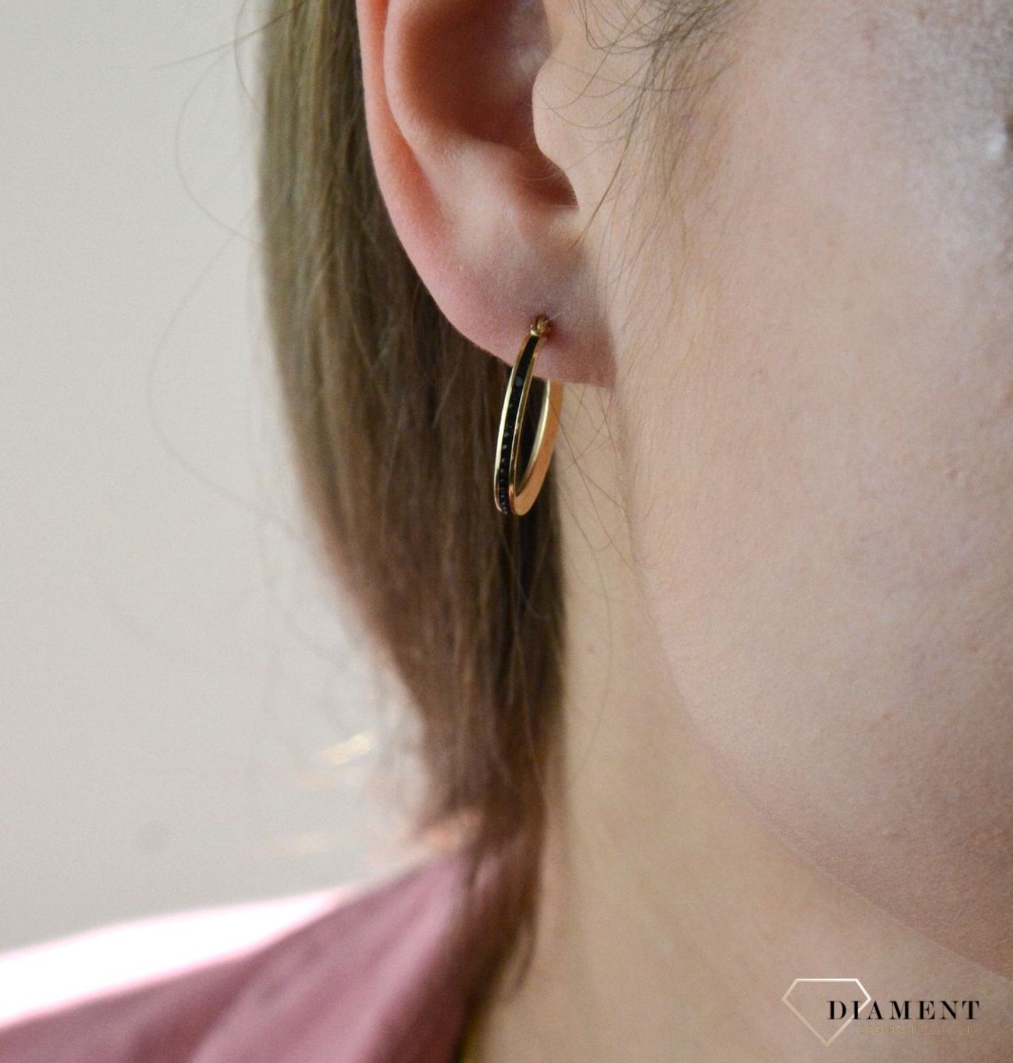 Złote kolczyki koła z czarną cyrkonią próby 333 KL 2805E 333. Wiszące kolczyki koła wysadzane cyrkoniami wykonane ze złota próby 333. Kolczyki ozdobione czarną cyrkonią, która dodaje biżuterii elegancji. Na prezent (1).jpg